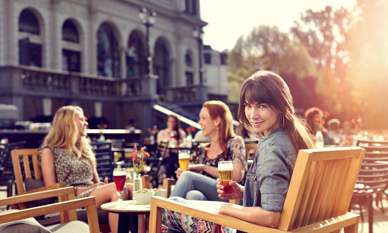 Bier op het terras met vrienden